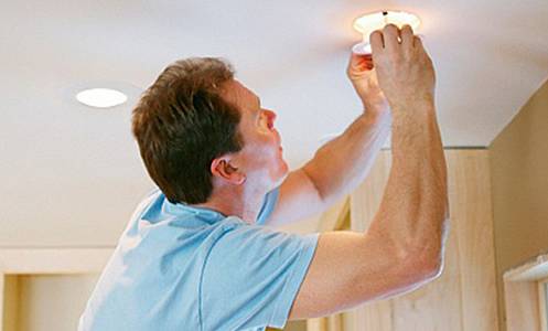 Как поменять светильник в натяжном потолке