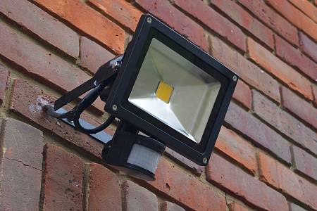 Как выбрать оптимальный светодиодный прожектор для уличного освещения?